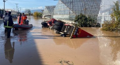 Antalya'yı sel vurdu! Vatandaşlar botlarla kurtarıldı