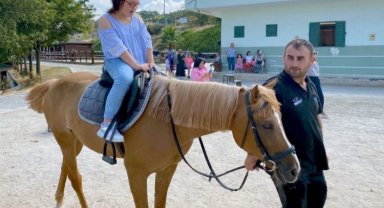 Atlar engelli çocuklara terapi oluyor