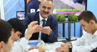 Bakan Özer 'farkındalık' zirvesinde