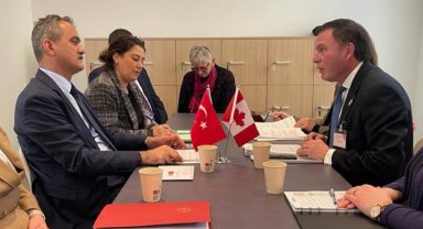 Bakan Özer OECD toplantısında Kanadalı mevkidaşıyla görüştü