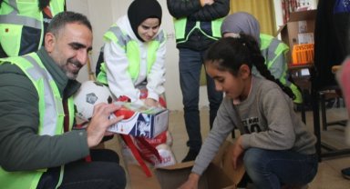 Bingöl Genç'te yılbaşı öncesinde çocukların hayallerini gerçekleştirdiler