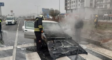 Bingöl'de kırmızı ışıkta bekleyen otomobil alev aldı