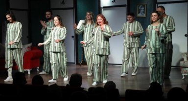 Bursa İnegöl'de 'Deliler Evi' kahkahaya boğdu