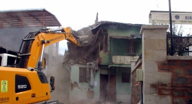 Bursa Osmangazi'de tehlikeli metruklara yıkım