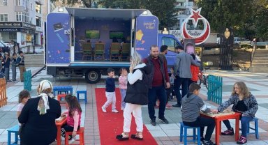 Bursa'da AK Gençler gezici araçla gençlerle buluşuyor