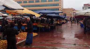 Edirne Keşan'da yağış pazaryeri esnafını isyan ettirdi