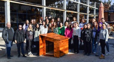 Geri dönüşüm atölyelerinde üretilen köpek kulübeleri dağıtıldı