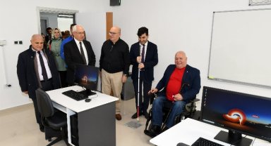 İzmir Karabağlar'da görme engellilere teknolojik laboratuvar