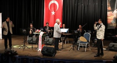 İzmir Narlıdere'de şarkılar eğitime destek için söylendi