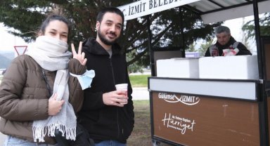 İzmit'te mobil çorba öğrencilerin içini ısıtıyor