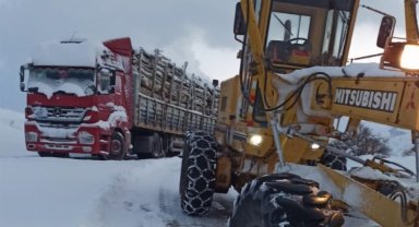 Kayseri Büyükşehir'den karla anında mücadele