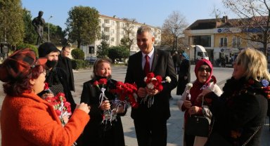 Kocaeli Gölcük'te Başkan Yıldırım'dan kadınlara karanfil