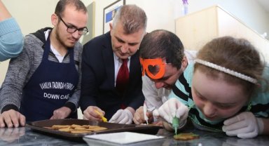 Kocaeli Gölcük'te özel bireylerin pasta yapma heyecanı