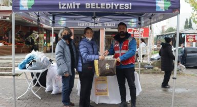 Kocaeli İzmit'te kıyafet dayanışması sürüyor