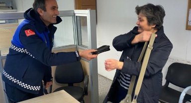 Kocaeli zabıtası kayıp cüzdanı sahibine ulaştırdı