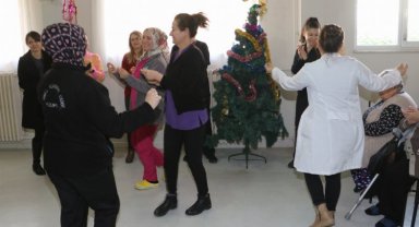 Manisa'da huzurevi sakinlerine yeni yıl eğlencesi