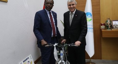 Sakarya Sudan'la kardeşlik köprüsü kuruyor... Büyükelçiye bisiklet hediyesi