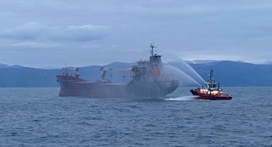 Sinop'ta yanan gemi Gerze'ye ulaştı.. Kayıp bir mürettebat aranıyor