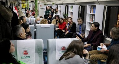 Yazar Demirel 'Babamın Trenleri'ni 'Vagon'da anlattı