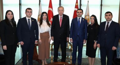 Azerbaycanlı gençlerden Cumhurbaşkanı Erdoğan'a ziyaret