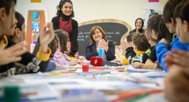 Başkan Şahin, çocuklarla hikaye dinleyip, şarkı söyledi