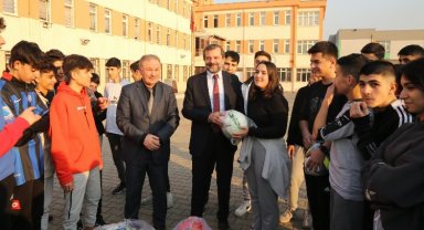 Bursa Gürsu'da Başkan Işık 'top'lu isteği kırmadı