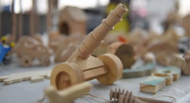 Bursa Yıldırım'da kursiyerler oyuncak üretiyor