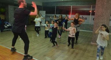 Çocuklar anneleriyle enerjilerini zumbayla attı