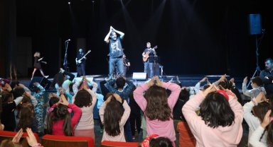 Çocuklar ara tatilde Onur Erol şarkılarıyla eğlendi