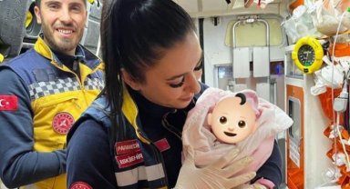 Hastaneyi bekleyemedi, ambulansta doğum yaptı