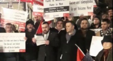 İsveç'in saygısızlığına New York'ta karanfilli protesto