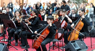 İzmir Narlıdere'de çocuk senfoni sanatseverleri büyüledi