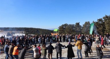 Kar Festivali'nde saatlerce horon teptiler