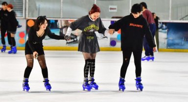 Karneyi alan buz pistine koştu