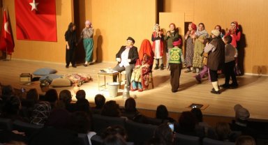 Kursiyer kadınlar ilk kez tiyatro sahnesinde