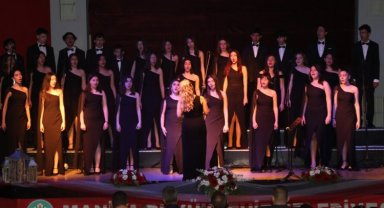 Manisa'da gençlik ve çocuk korosundan muhteşem konser