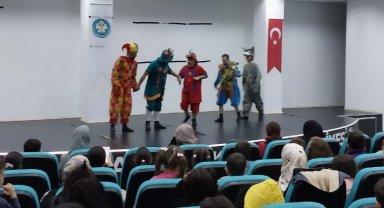 Manisa'da Turgutlulu çocuklara 'Hacivat-Karagöz' sürprizi