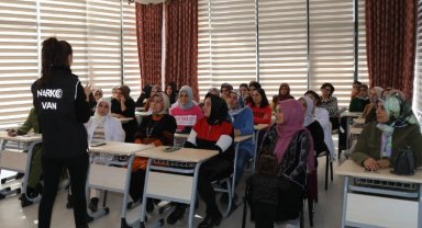 Narkotikten annelere uyuşturucu semineri