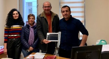 Onkoloji Bölümü'nde tedavi gören hastaya tablet desteği