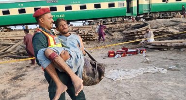 Pakistan'da bombalı saldırı! Tren raydan çıktı...