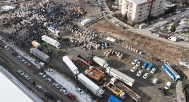 Ankaralılardan deprem bölgesine 500 tır yardım