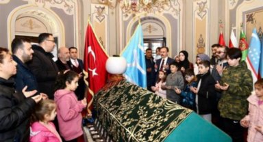 Bilecik Valisi Kızılkaya, depremzedelerle Ertuğrul Gazi Türbesi'nde