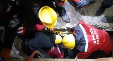 Bingöl ekipleri, Diyarbakır'da 8 kişiyi enkaz kurtardı