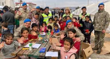 Bingöl'de depremzede çocuklara Jandarma morali