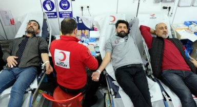 Bingöl'de gazetecilerden Kızılay'a kan bağışı