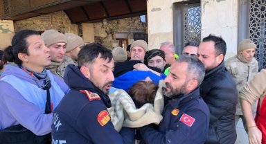 Bozüyük ekipleri enkazdan bir anne ve kızını kurtardı