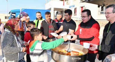Bursa Mustafakemalpaşa Hatay Arsuz'un yaralarını sarıyor