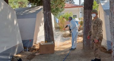 Bursa Osmangazi Belediyesi afet bölgesini ilaçlıyor