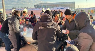 Bursa Osmangazi'den depremzedelere sıcak çorba ikramı