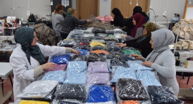 Bursa Yıldırım'da depremzedelere kışlık kıyafet üretiliyor